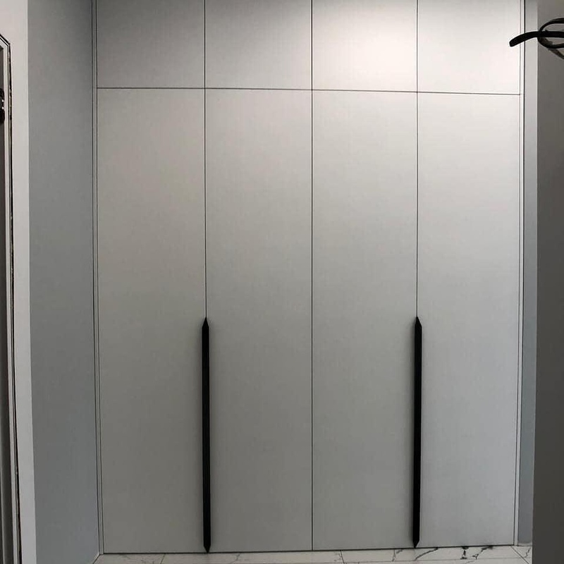Встроенные распашные шкафы-Белый встроенный распашной шкаф «Модель 47»-фото2